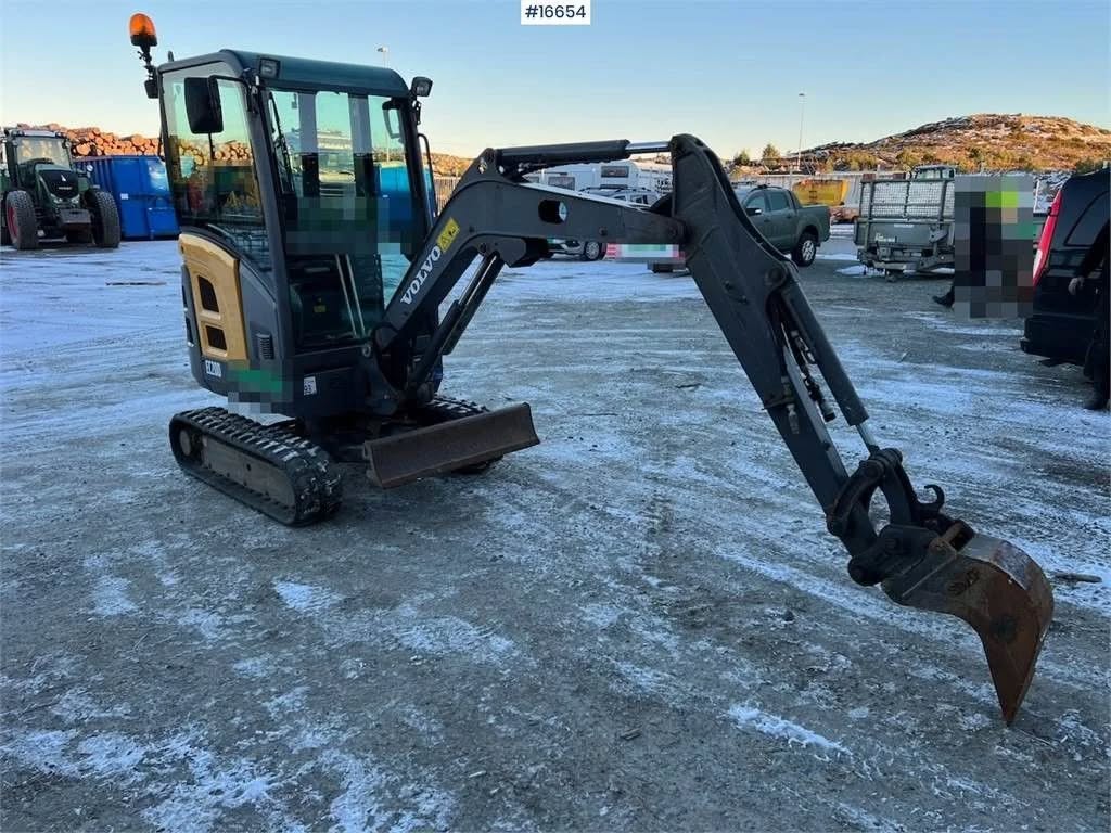592902037_122212442816482416_4633945941221501819_n Miniescavatore Volvo EC20D 2016 / Diesel - immagine 1