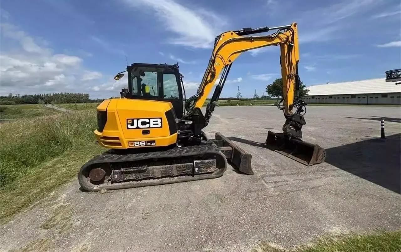 734685279_1648724909532056_875337494876329579_n Escavatore JCB 86 c-2 - immagine 1